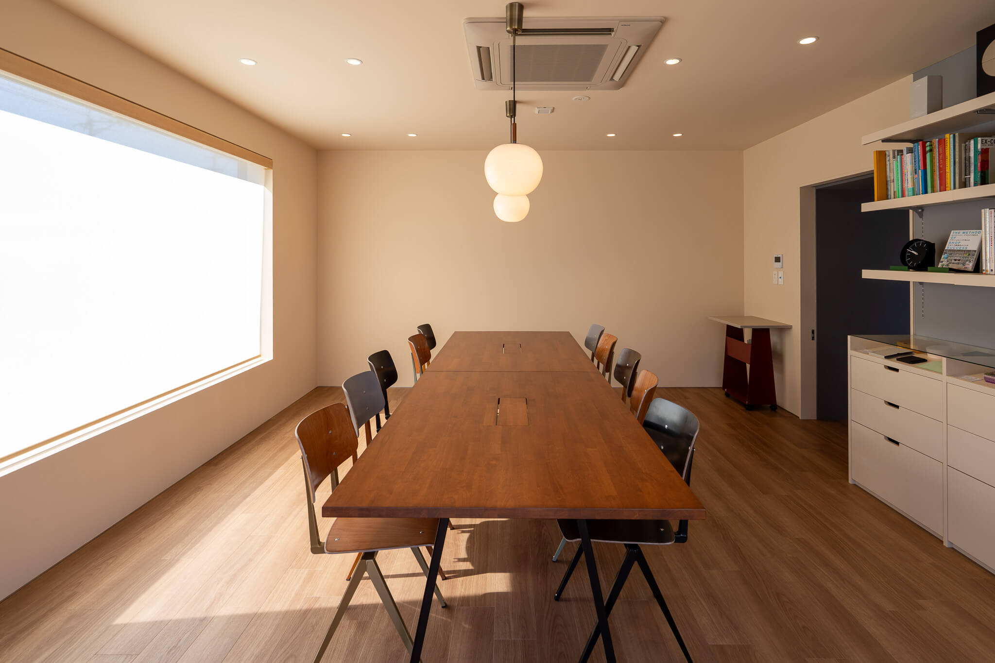 そとがわとなかみ ミーティングスペース